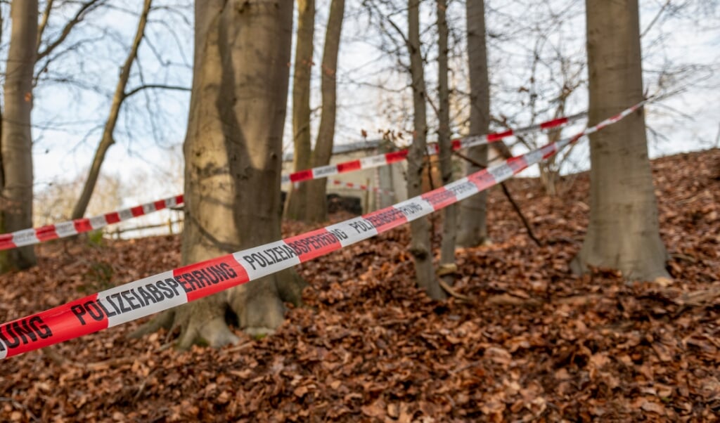 Politiet har afspærret området, hvor den nedgravede plastictønde blev opdaget. (Axel Heimken/dpa.)