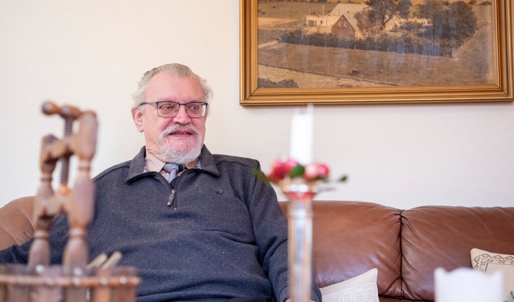 Iver H. Ottosen har altid boet i Sønderjylland - enten helt i nord eller helt i syd. Over sofaen i hjemmet i Padborg hænger et billede af hans barndomshjem, en landbrugsejendom ved Skodborg lige syd for Kongeåen. ( Kira Kutscher)