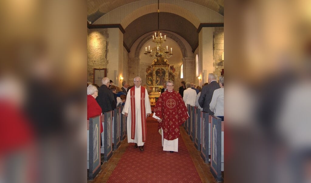 Gunver Birgitte Nielsen sammen med provst Olav Rune Ertzeid ved indsættelsen i Herøy kirke i juli 2018. (Privatfoto)
