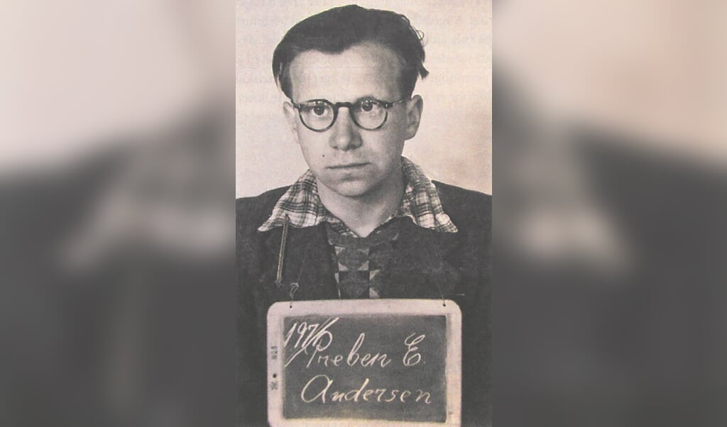 Preben Erling Andersen var fængslet i Frøslevlejren, fordi han var involveret i antinazistisk arbejde. Han kom en dag for tæt på pigtrådshegnet og blev skudt af en tysk soldat.   (Gyldendal)