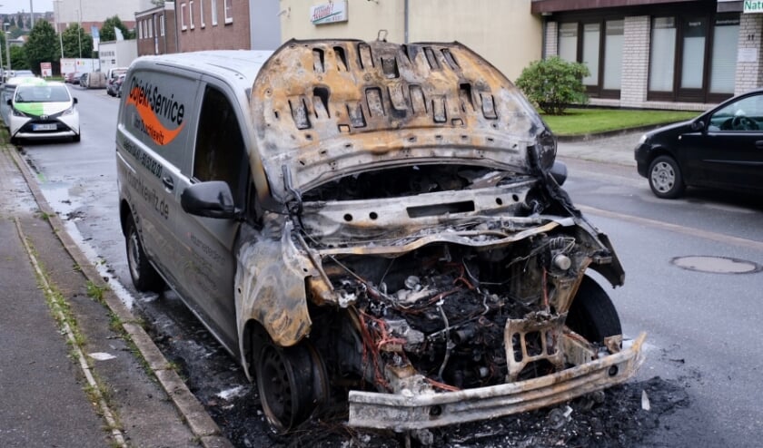 To af de tre biler firmabiler, der var i brand, brændte helt ud. 
