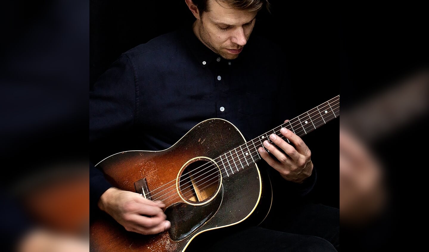 Guitaristen Mikkel Ploug spiller den 3. november på Kobbermølle Industrimuseum. Foto: