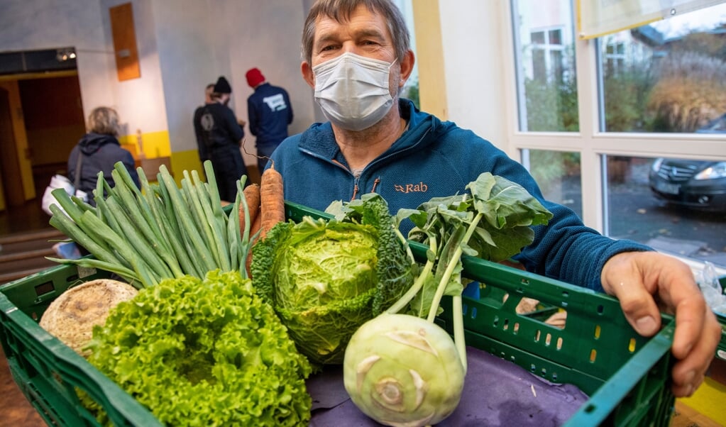 Jochen Höft, indehaver af et Biolandgärtnerei, havde friske varer med, da medlemmerne af Marktschwärmer mødtes på Waldorfschule i torsdags. (Tim Riediger)
