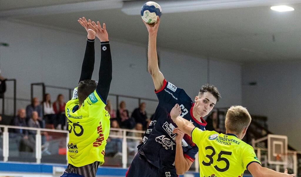 Auf Mikael Helmersson (Mitte) und die A-Jugend der SG Flensburg-Handewitt warten große Gegner im Kampf um die Deutsche Meisterschaft. ( Lars Salomonsen.)