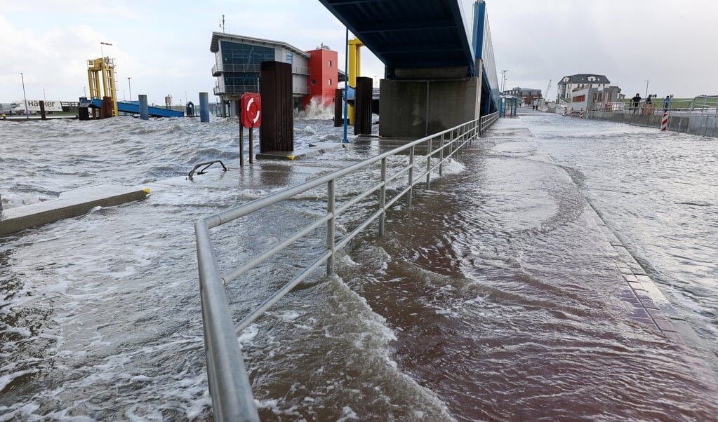 Wasser steht auf der Mole des Fähranlegers in Dagebüll, während der Pegel der Nordsee Donnerstag anstieg. (Bodo Marks/dpa)