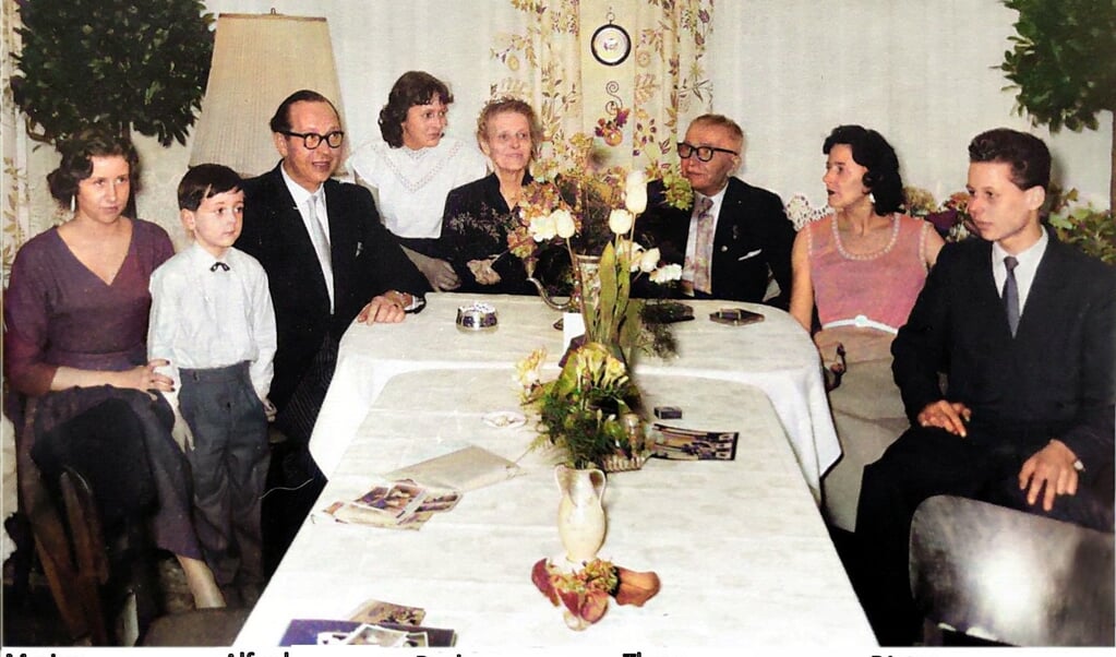 Sören Hörlyk fra Sverige vil gerne vide, om nogen kender noget til hans familie fra Flensborg. Billedet er taget ved hans biologiske bedsteforældres guldbryllupsfest i april 1956, og fra venstre ses: Marion, Theo, Alfred, Ingrid/Inge, Paula, Theo, Gerdi og Dieter. (Privatfoto)
