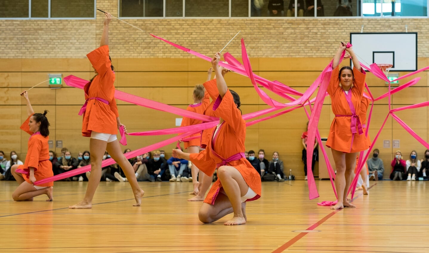 De 14 udvalgte piger til Verdensholdet leverede en smuk farverig opvisning med silkebånd på A.P. Møller Skolen. Foto: 