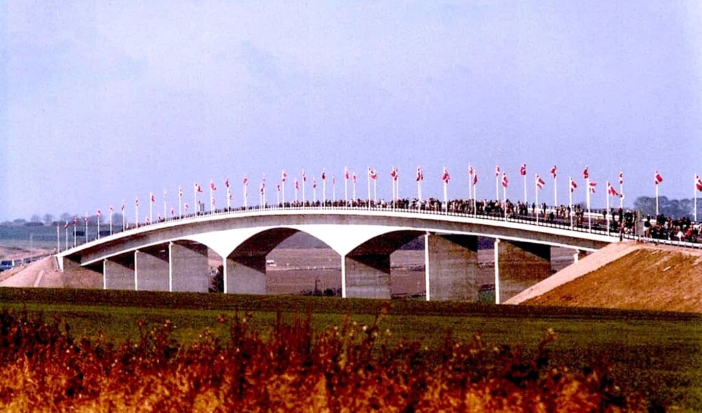Gennem en hel weekend kunne folk gå over broen, da den stod færdig i oktober 1981. 
  (Sønderborg Lokalhistoriske Arkiv.)