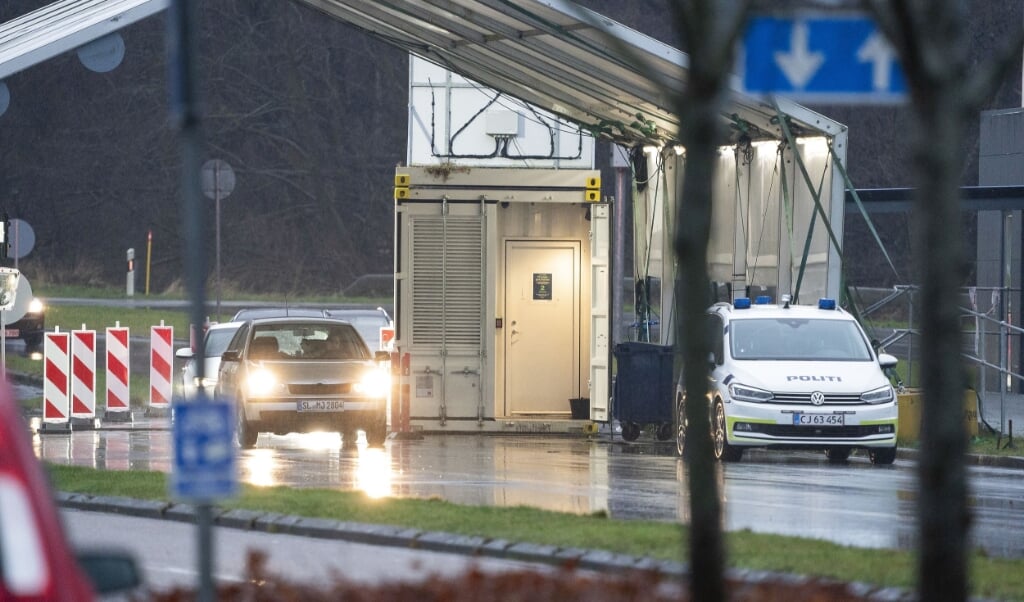 Biler holder i kø ved grænsen mellem Tyskland og Danmark i Kruså i Sønderjylland. Danmark forlænger grænsekontrollen frem til maj 2022. (Arkivfoto). (Frank Cilius/Ritzau Scanpix)