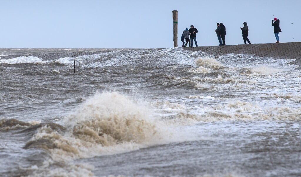 Årets første efterårsstorm ramte Nordfrisland hårdt og sørgede for et lunefuldt hav. Genrefoto: (Sina Schuldt/dpa)