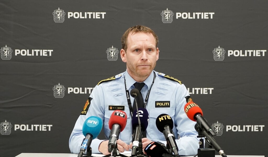 Politiinspektør Per Thomas Omholt siger på et pressemøde, at psykisk sygdom hos den sigtede Espen Andersen Bråthen ser ud til at være en del af motivet for angrebet i Kongsberg sidste onsdag.  ( NTB/Reuters/Ritzau Scanpix)