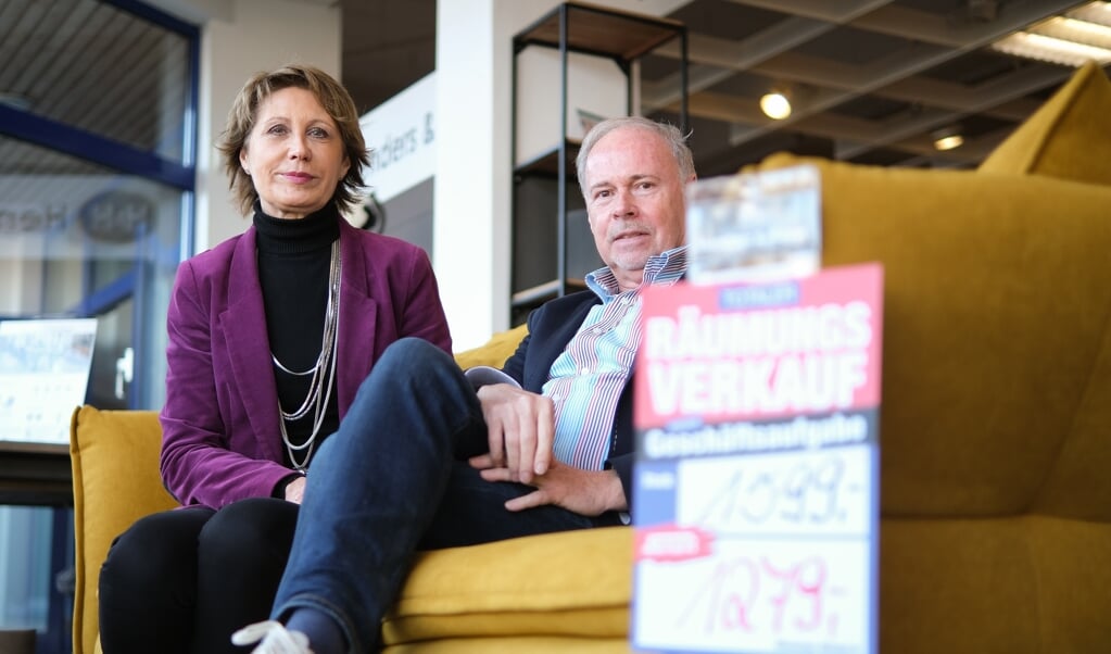 Birte og Holger Schrader på en af de meget populære sofaer. Efter 26 år i Husumer Straße lukker Compact Wohnideen om nogle uger.   (Sebastian Iwersen)