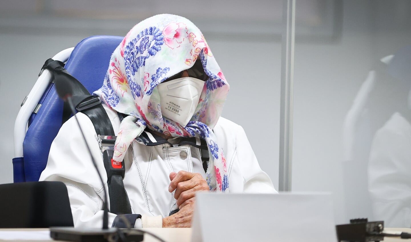Irmgard F. mødte op iført tørklæde og mundbing. Hun blev kørt ind i en kørestol og bærer en elektornisk lænke om håndleddet, efter hun i slutningen af september ikke mødte op til retssagens start.