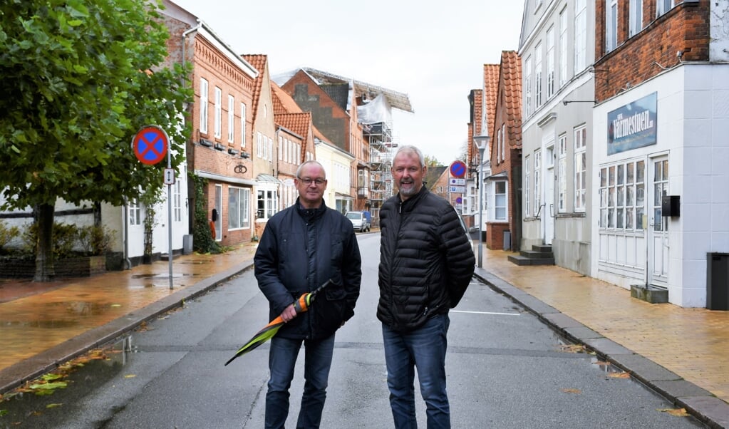Det er de tre Tønder-profiler Jesper Stenholt (V), Harald Christensen (S) og Anita Uggerholt Eriksen (TL), der er initiativtagerne bag projektet med at få skabt et såkaldt latinerkvarter i og omkring Østergade i midtbyen i Tønder. Planerne er blandt andet at skabe smallere veje med mindre trafik, så der kan laves bredere fortove og et torv med plads til et udendørs byliv. Og så skal de tomme bygninger laves til lejligheder med gårdhaver. (Cecilie Spottog Petersen, JydskeVestkysten)