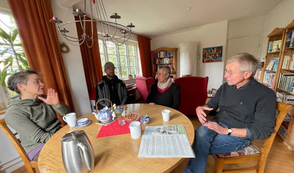 Fra venstre mod højre diskuterer Hanna Kalkutschke, Immanuel Haar, Christina Schmitz-Strempel og Günter Strempel, hvorfor borgerinddragelse er så vigtigt. (Jade Wittenkamp)