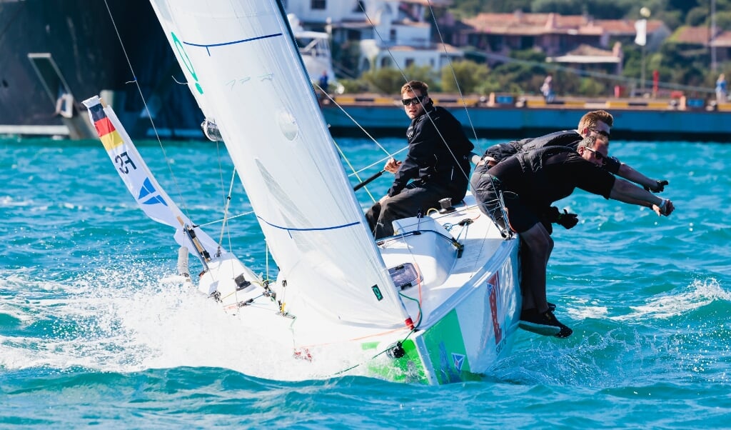 Vor Porto Cervo wurde im Hafenbecken gesegelt, da das Mittelmeer einen Wettkampf nicht zugelassen hätte. ( Sailing Energy)