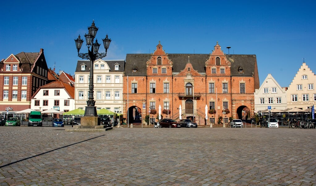 Ved markedspladsen i Glückstadt ligger et hotel opkaldt eter Christian 4. (til venstre) og byens imponerende renæssancerådhus.  ( Hans Christian Davidsen)