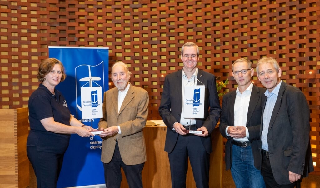 Fra venstre er det DSM-præsident dr. Clara Schlaich, prof. dr. Hans-Joachim Jensen, dr. Marcus Oldenburg, DSM-generalsekretær Christoph Ernst, og DSM-koordinator for psykosocial nødhjælp, Dirk Obermann, ved prisoverrækkelsen. (Patrick Lux)