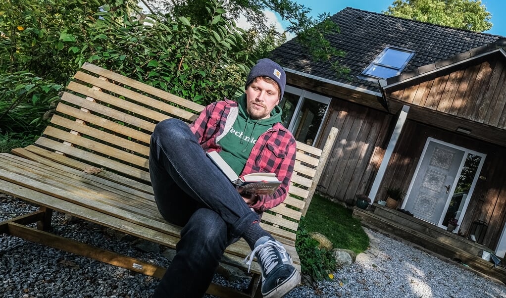 Jesper Balling Jacobsen holder af at læse god litteratur. Han har netop købt "Glitter Schnitter" af Sven Regener. "Han er humoristisk og har en helt speciel måde at bruge det tyske sprog på, som bare fanger mig," siger Jesper. Bog-tippet er hermed givet videre. (Sven Geissler)