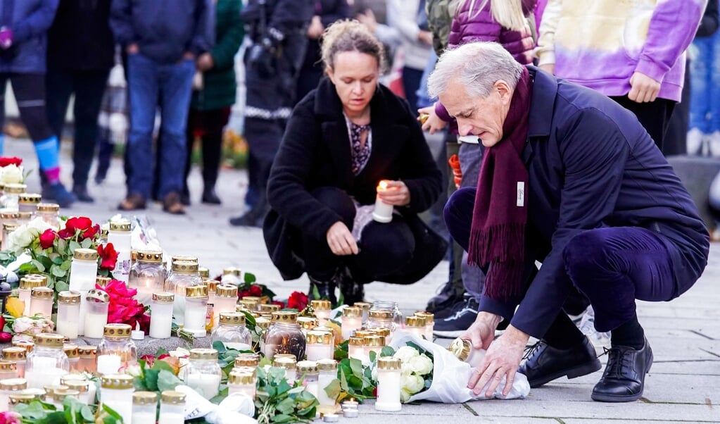 Den norske statsminister, Jonas Gahr Støre, besøgte fredag byen Kongsberg, hvor fem personer blev dræbt onsdag. Efterforskningen har indtil videre styrket mistanken om, at det var psykiatriske problemer, der lå bag den 37-årige gerningsmandens handlinger, mener politiet. (Terje Bendiksby/Ritzau Scanpix)