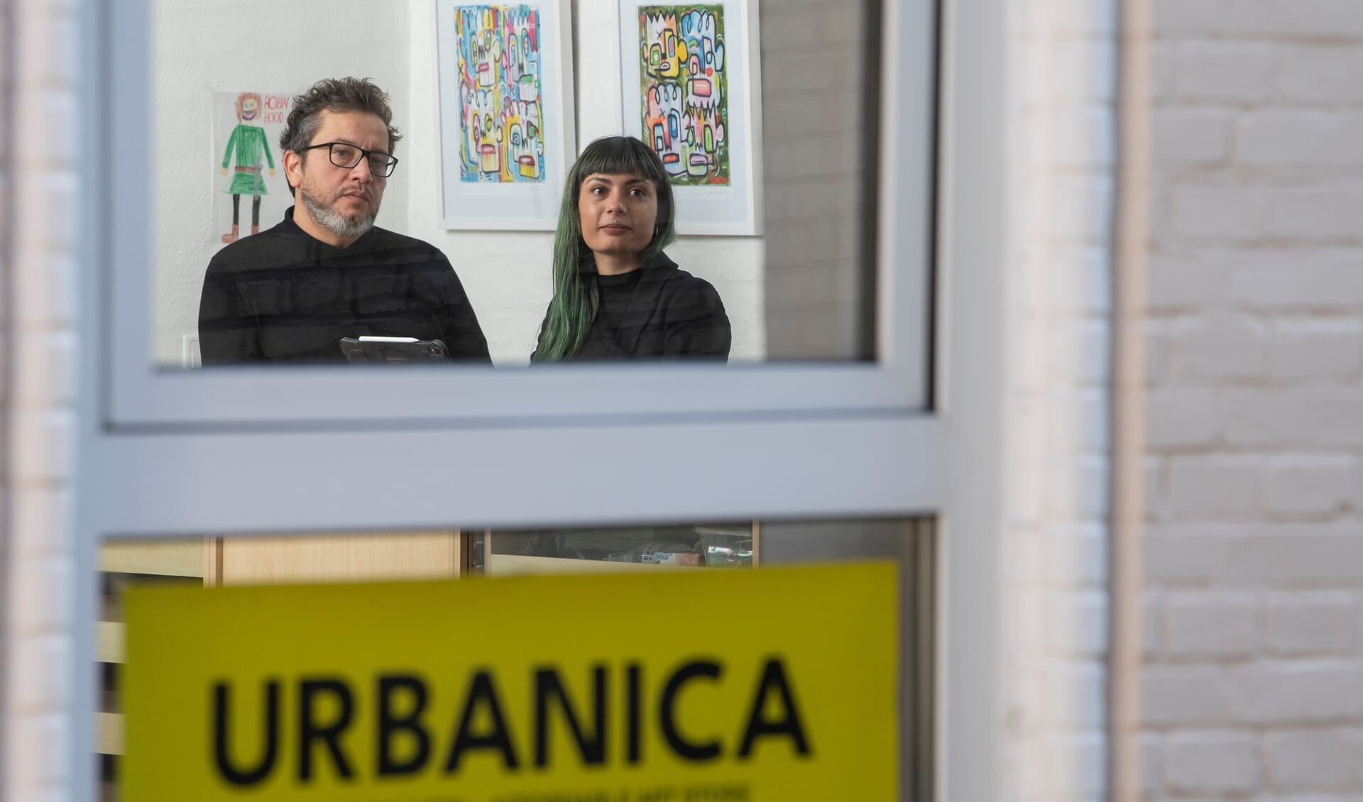 I galleriets åbningstider vil man ofte møde Nele Engler (til højre), der selv er kunstner, og Emin Yilmaz der ejer det nye galleri. Foto: