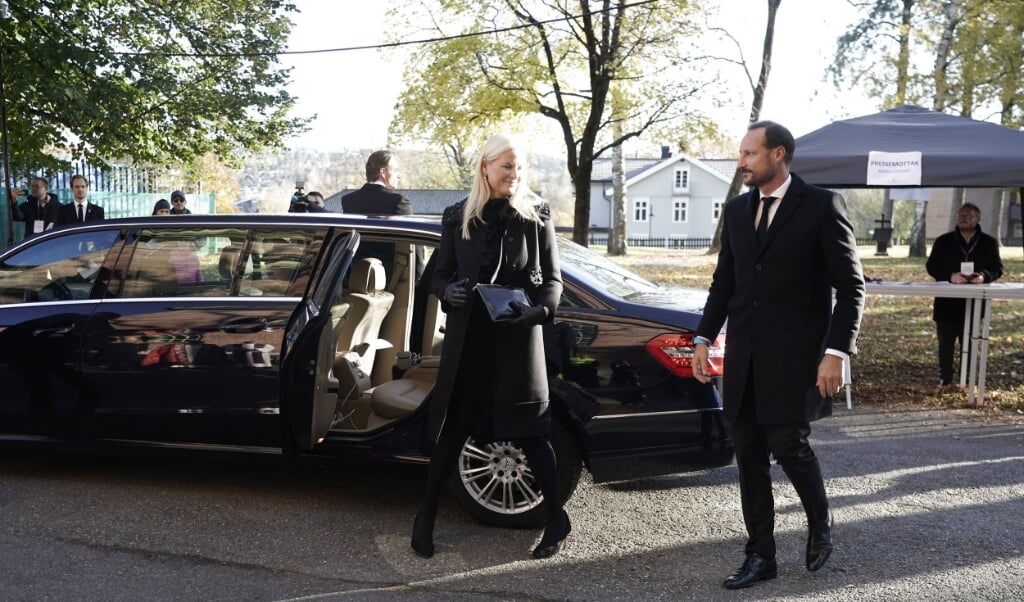 Kronprins Haakon og kronprinsesse Mette-Marit er til stede ved søndagens gudstjeneste i Kongsberg. (Terje Pedersen/Ritzau Scanpix)
