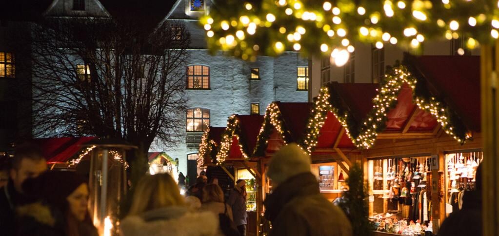 Julemarkedet i Lyksborg er stemningsfuld og anderledes. På en mørk vinterdag er det oplyste slot med til at skabe en hyggelig atmosfære.   (Arkivfoto)