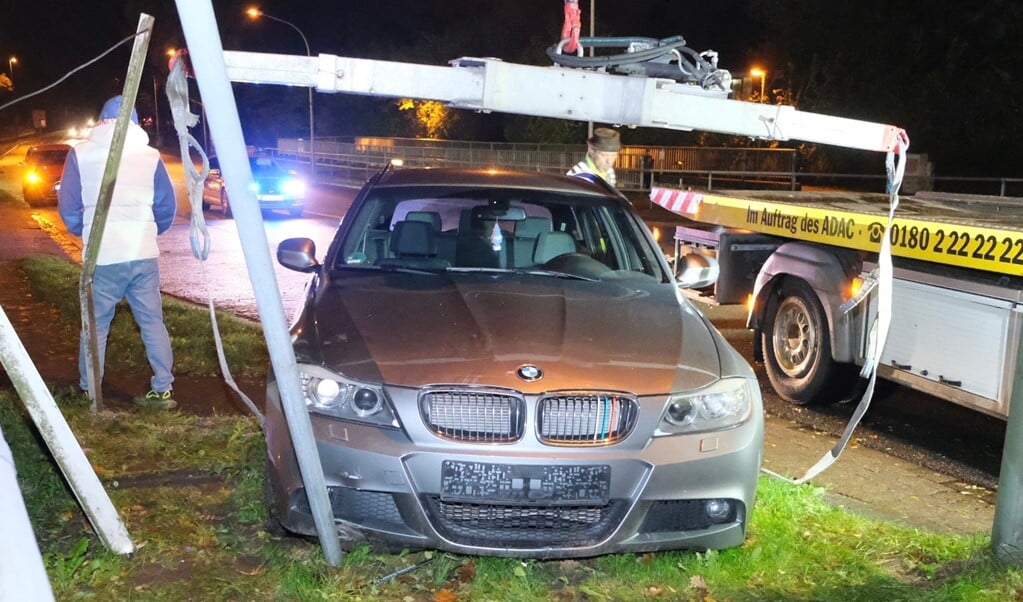 Der Wagen schleuderte herum und prallte gegen eine Tafel des Stadt-Informationssystems. Die Infotafel brach ab und der BMW blieb mit dem Unterboden auf dem Pfahl stehen. ( Heiko Thomsen )