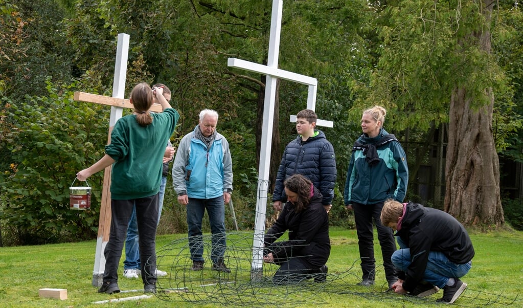 Ronald Risvig har planer om, at alle hans konfirmander skal lave udsmykning til præstegårdshaven. Første projekt er netop færdiggjort. ( Tim Riediger)