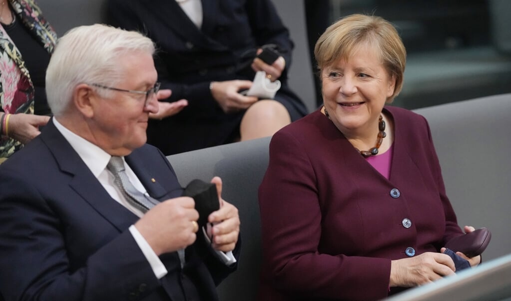 Ved siden af forbundspræsident Frank-Walter Steinmeier fulgte Angela Merkel parlamentsmødet fra tilskuerpladserne.    (Kay Nietfeld/dpa)