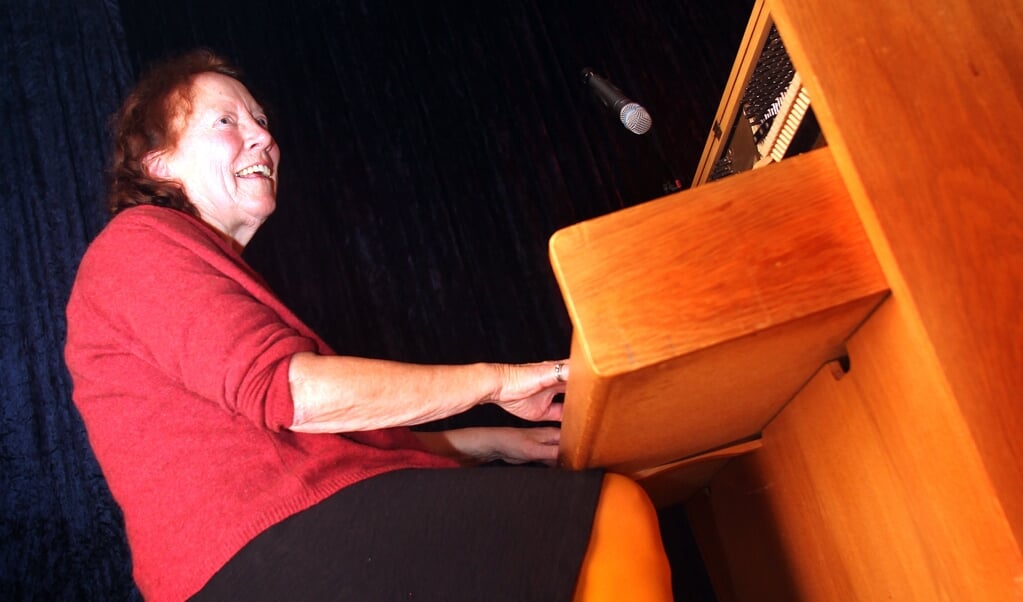 Sygdom gjorde for nogle år siden pianist Karen Sørensen 14 centimeter kortere. Men humøret fejlede intet, og hun havde ikke svært ved at nå pedaler og tangenter.  ( Thomas J. Wiltrup)
