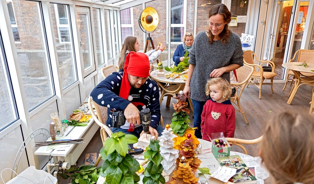 En af mulighederne for at være kreativ fandt man i juletræsværkstedet. Her lavede gæsterne selv juletræer ud af blade. Fotos: (Lars Salomonsen)