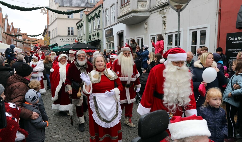 Julebyen Tønder åbner med et stort julemandsoptog.   (Tønder Handel)