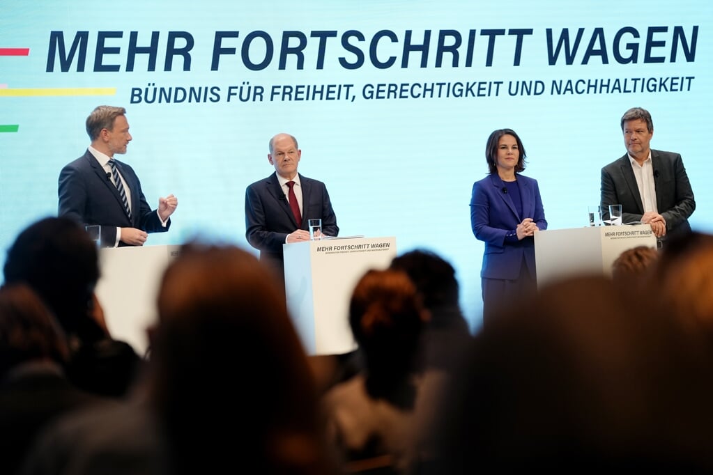 Christian Lindner (FDP), kanslerkandidat Olaf Scholz (SPD) og Grønnes to formænd, Annalena Baerbock og Robert Habeck, havde stor ros til overs for hiannden. (Kay Nietfeld/dpa)