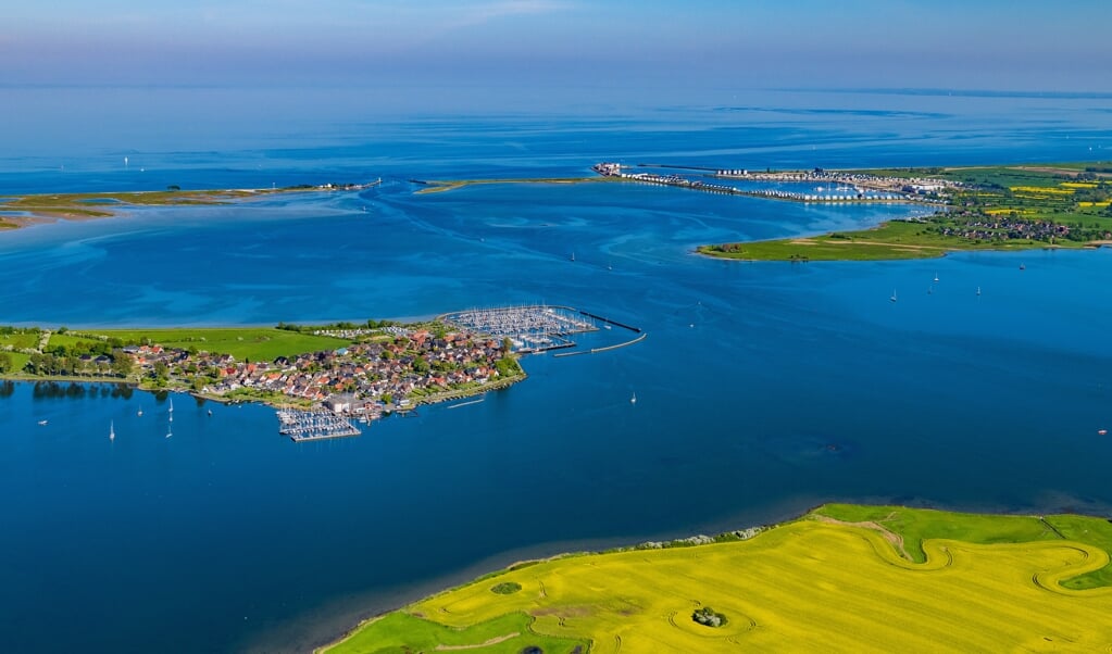 Fiskerlejet Masholm har en helt særlig beliggenhed på en halvø i fjorden Slien. Det ser man bedst fra luften. (Martin Elsen)