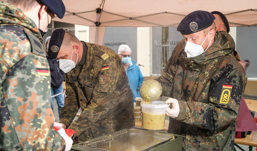 Vor Ort oder zum Mitnehmen: Die Bundeswehr gibt pro Tag oft um die 1000 Liter Erbsensuppe aus.   (Sven Geissler)