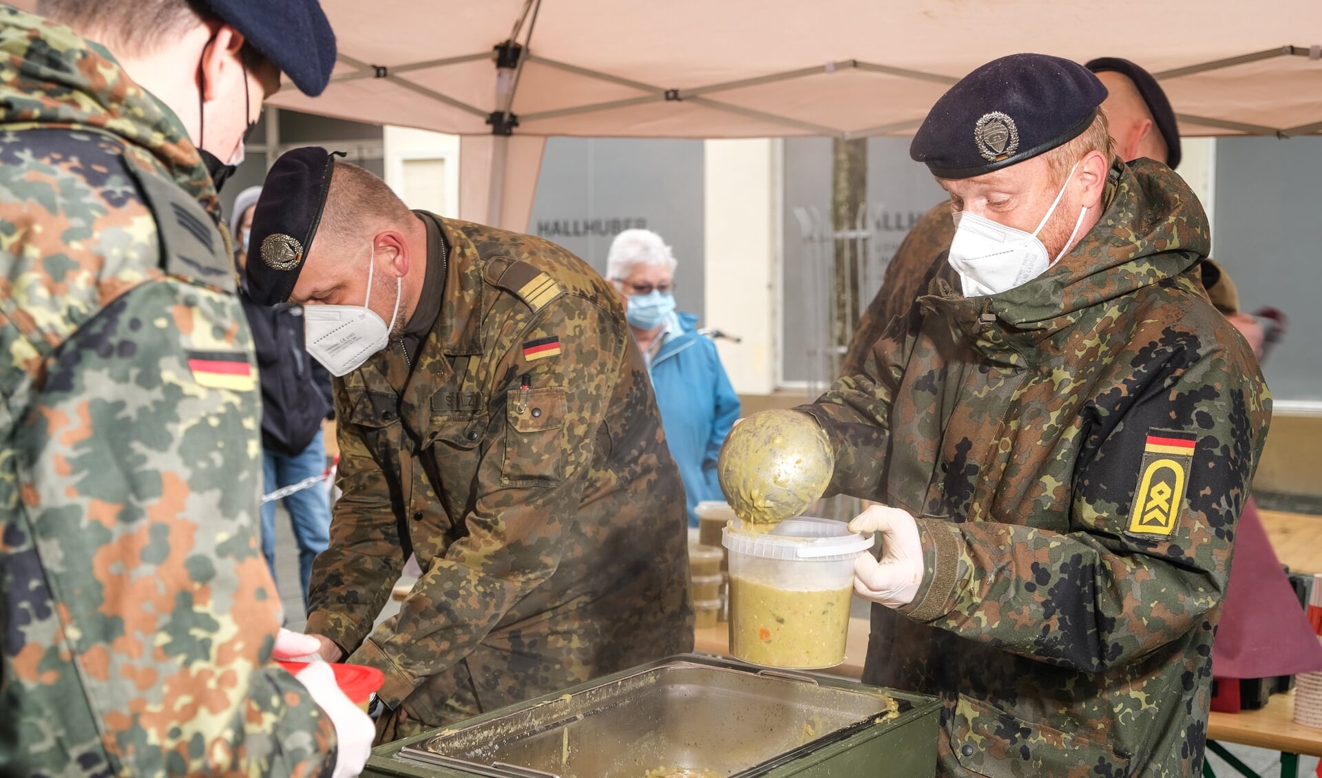 Vor Ort oder zum Mitnehmen: Die Bundeswehr gibt pro Tag oft um die 1000 Liter Erbsensuppe aus. Foto: