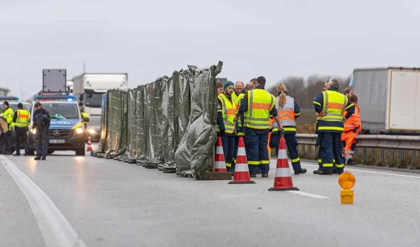 Motorvej A7 var spærret næsten hele  lørdag ved Skovby, hvor politiet ledte efter spor. Foto:  