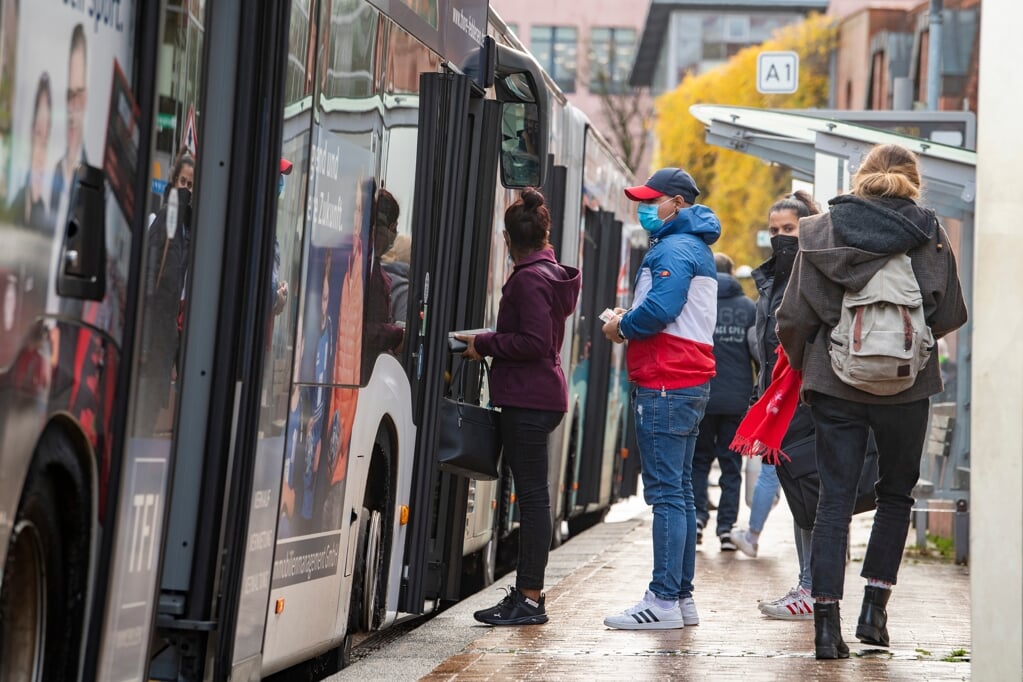 Bus-passagerer skal huske at have bevis på, at de overholder 3g-reglen i bussen. For at køre med skal man være vaccineret, raskmeldt eller have en aktuel coronatest, som er højst. 24 timer gammel. (Kira Kutscher)