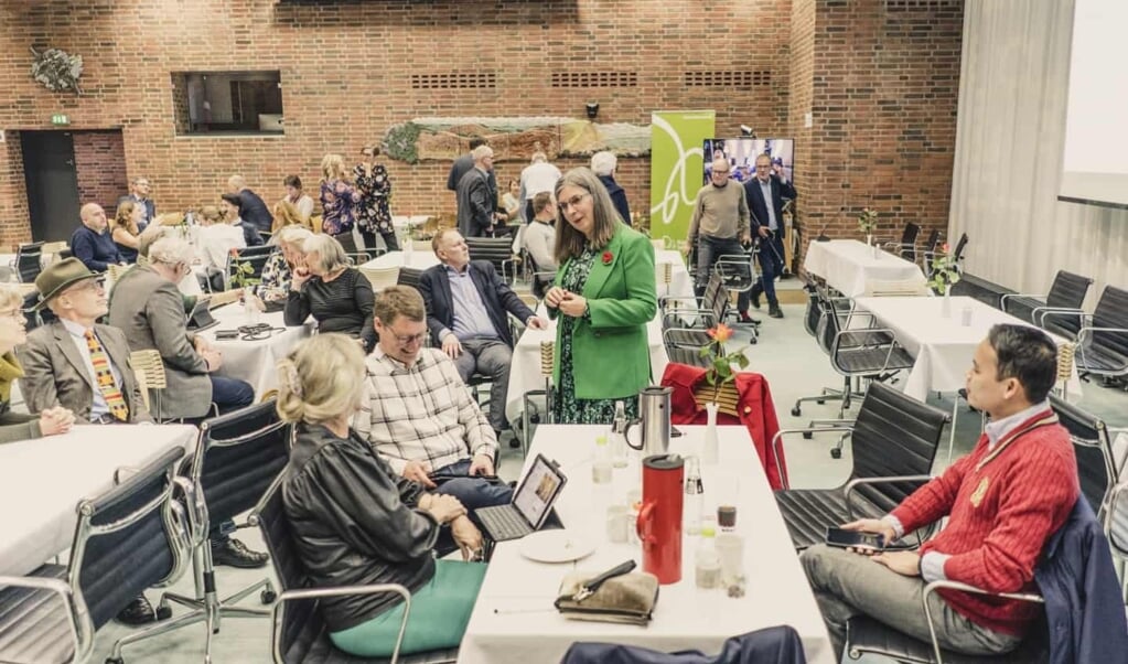 Trods beskyldninger om en usynlig valgkamp gik Socialdemokratiet spidskandidat, Mette With Hagensen (stående midt for), frem. Hun bliver næstformand i regionrådet. Stephanie Lose (V) tager fire år mere som formand. (Michael Drost-Hansen/Ritzau Scanpix)