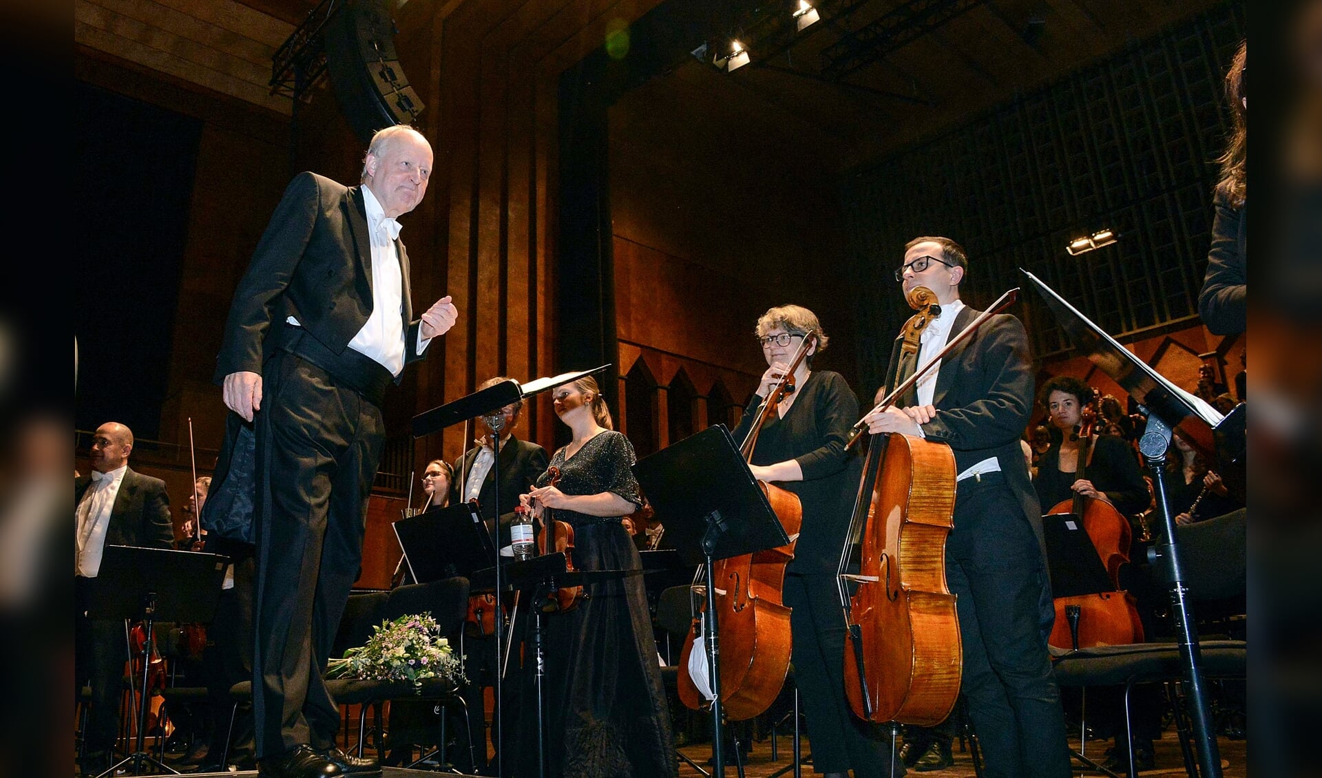 Dirigent Matthias Janz og dele af Sønderjyllands Symfoniorkester efter en veloverstået dåd i Deutsches Haus i Flensborg.