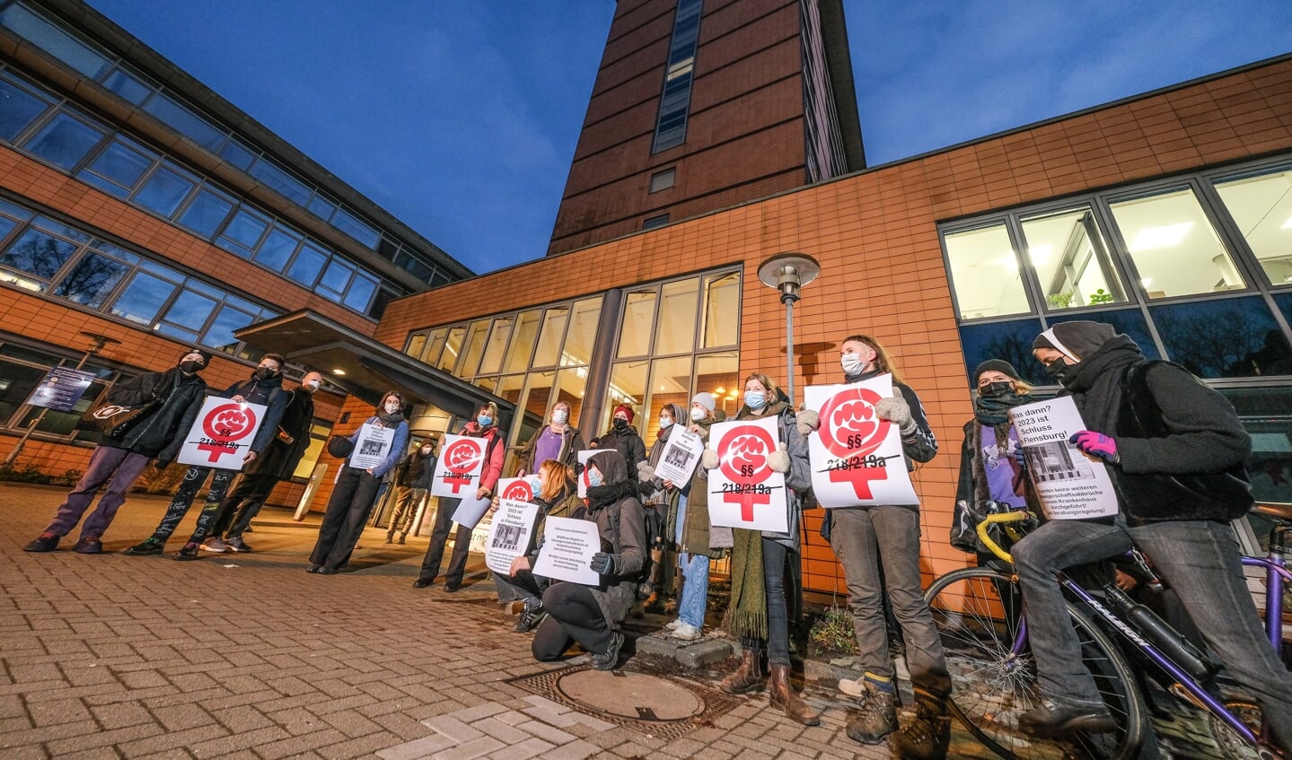 Gegen katholische Regeln im neuen Krankenhaus: Mitglieder der »Feministischen Aktion Flensburg« haben am Montag vor dem Rathaus protestiert. Foto: