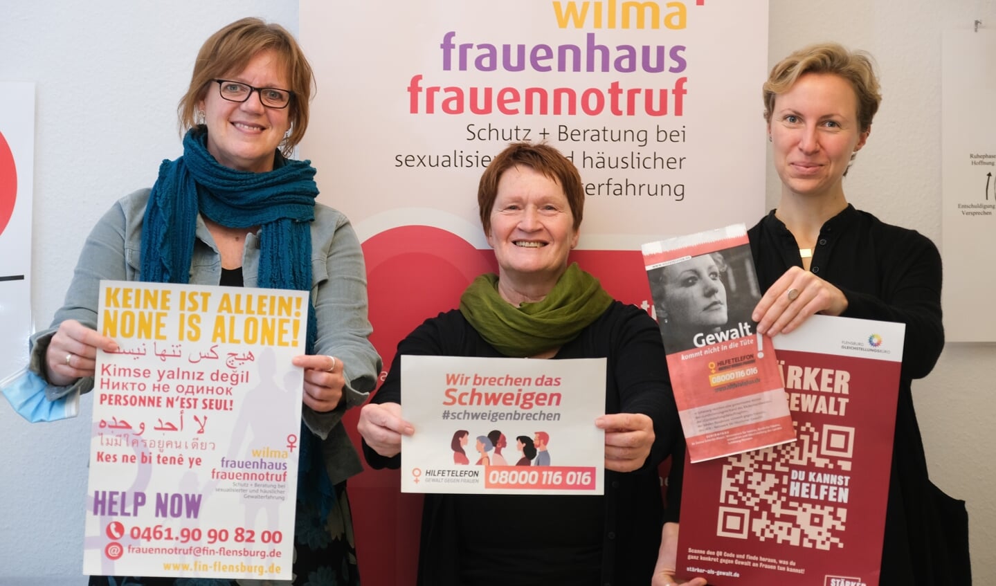 Det er Frauennotruf og de to rådgivere Carolin Thomsen (t.v.), Ulrike Scheen (i midten) samt Marie Sprute (t.h.) fra Flensborgs ligestillingskontor, som har været med til at stable forskellige initiativer på benene i forbindelse med en international kampdag mod vold mod kvinder. Foto: