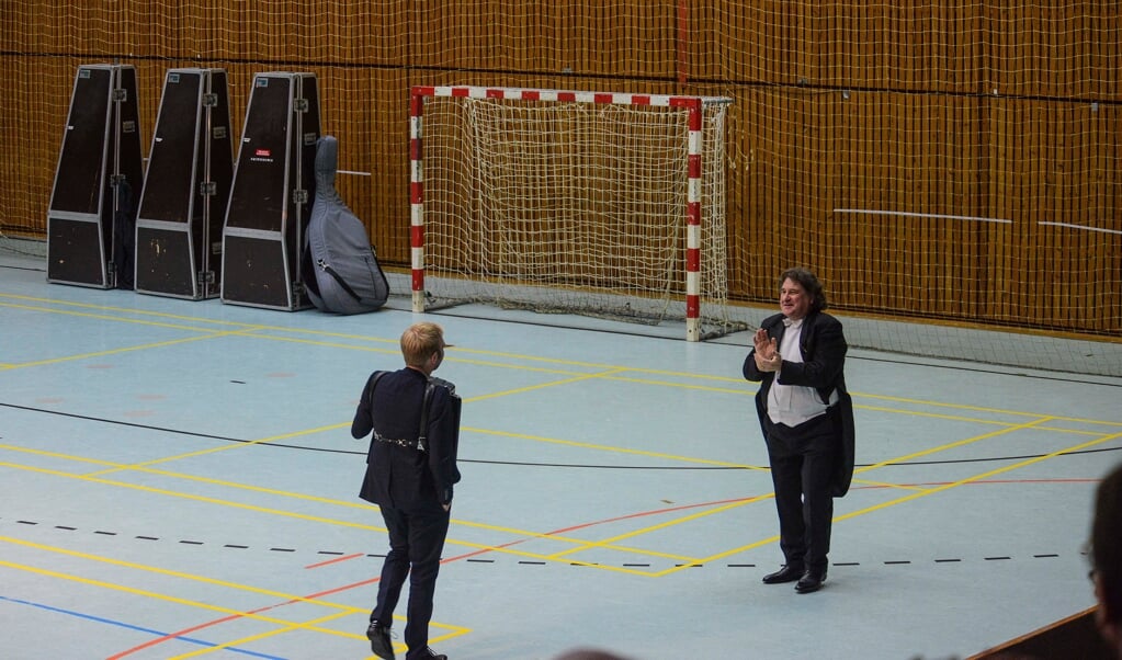 Det er ikke sportsmænd, men musikere, der optræder i en sportshal. Bjarke Mogensen fik et stort bifald fra chefdirigent Johannes Wildner efter at have spillet to soloværker af Anders Koppel. ( Hans Christian Davidsen)