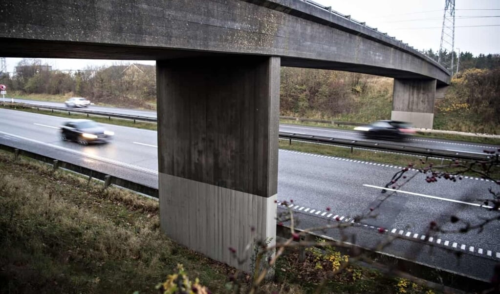Aabenraa Kommune ønsker sammen med transportområdet i Padborg, at der bygges en ekstra motorvejsbro, der skal forbinde erhvervsarealerne vest og øst for motorvejen. Håbet er, at staten vil bidrage med halvdelen af anlægssummen på cirka 50 millioner kroner. Arkivfoto:   (Michael Bager)