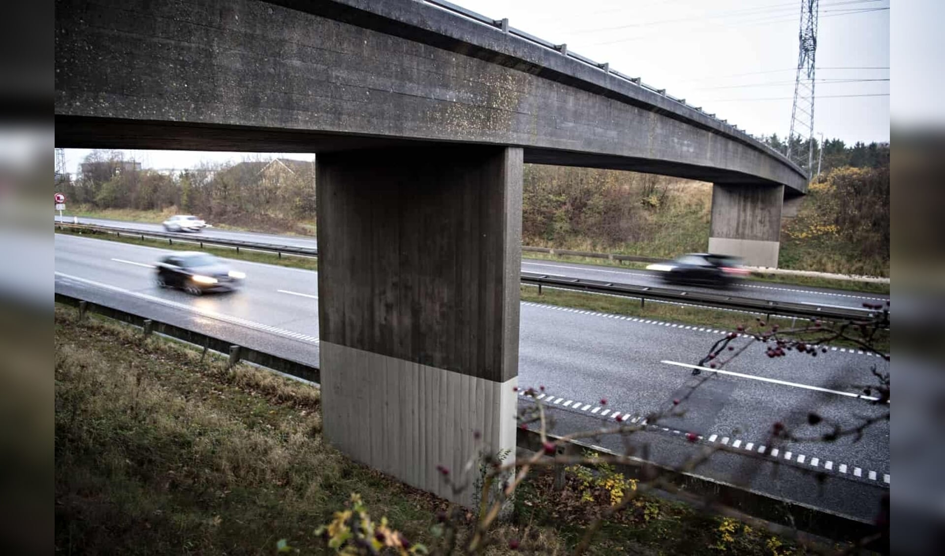 Aabenraa Kommune ønsker sammen med transportområdet i Padborg, at der bygges en ekstra motorvejsbro, der skal forbinde erhvervsarealerne vest og øst for motorvejen. Håbet er, at staten vil bidrage med halvdelen af anlægssummen på cirka 50 millioner kroner. Arkivfoto: 