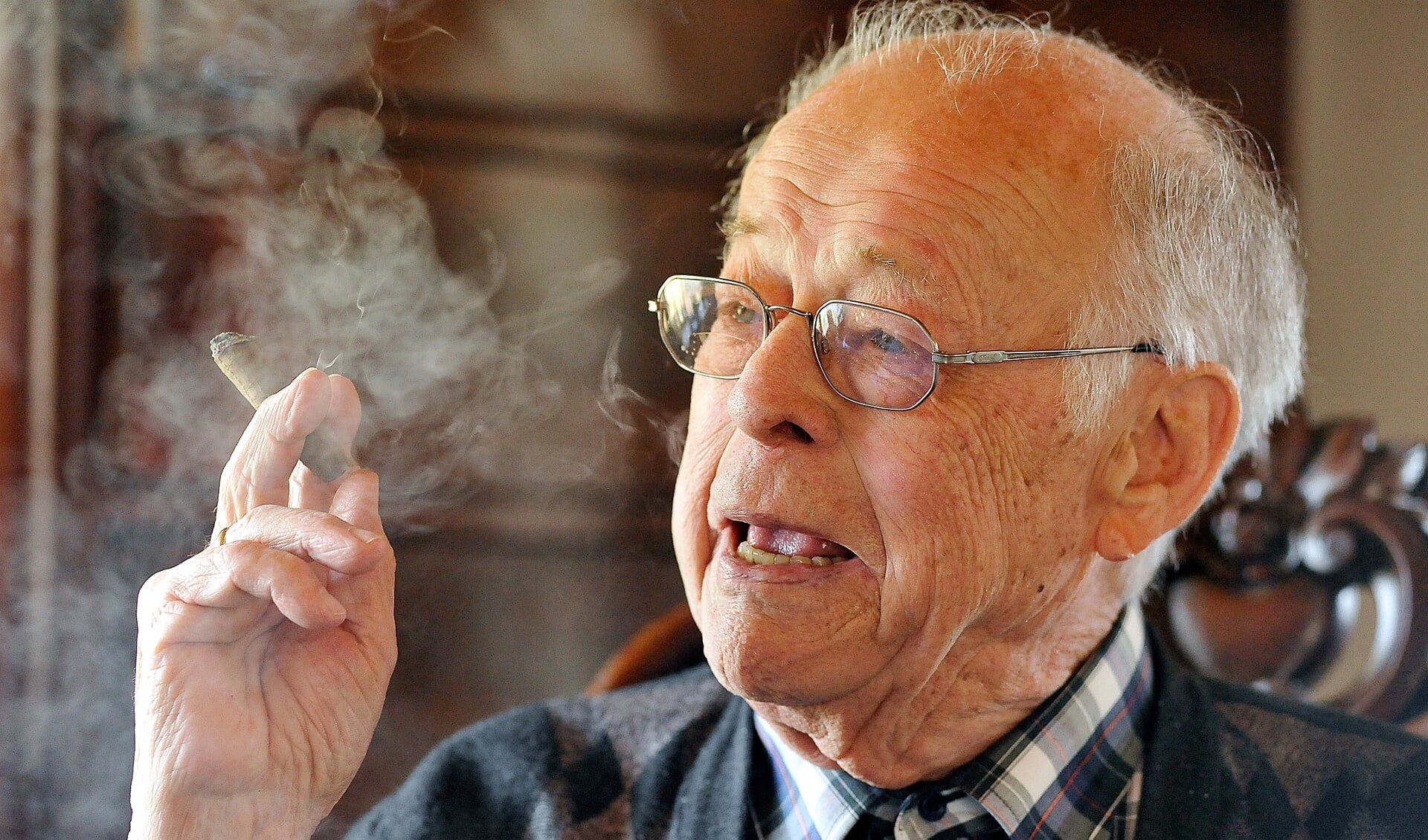 »Altid Grundtvig og cigar!«, skriver  Bernd Jørg Diebner om tidligere Sydslesvig-provst C. B. Karstoft, der her er fotograferet i anledning af sin 90 års fødselsdag.