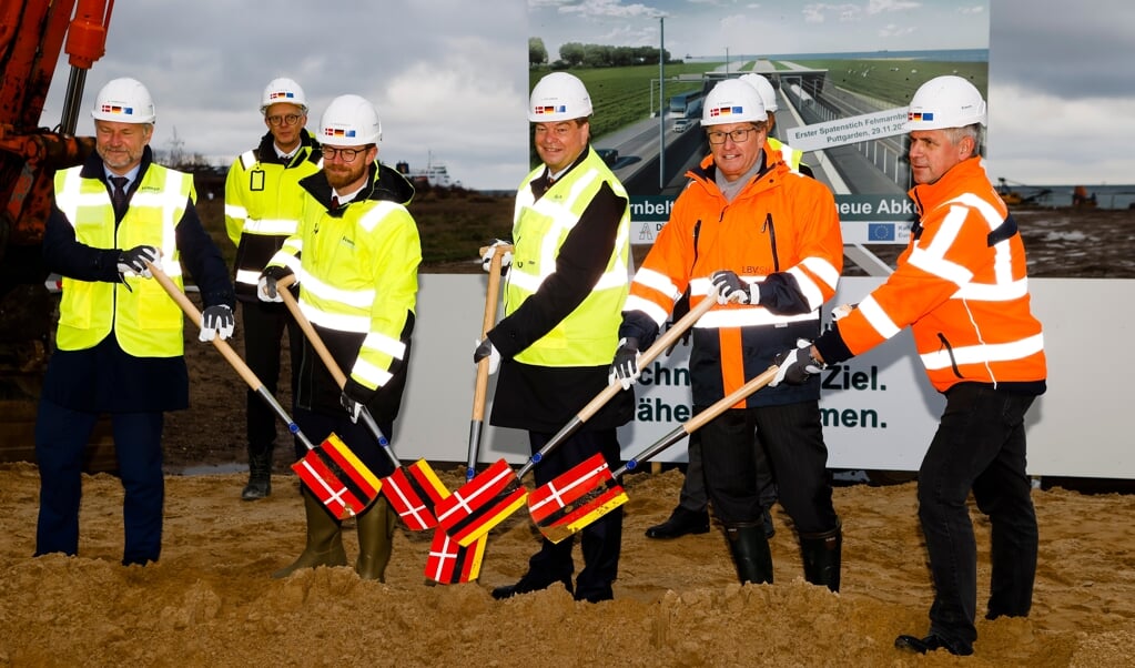Direktør Mikkel Hemmingsen , Sund & Bælt, Jens Ole Kaslund, Femern A/S, trafikminister Benny Engelbrecht, parlamentarisk statssekretær Enak Ferlemann, trafikminister Bernd Buchholz og Stefan Krenz fra det tyske motorvejsselskab satte symbolsk spaderne i Femerns muld - bemærk spadernes farver. (Frank Molter/dpa)