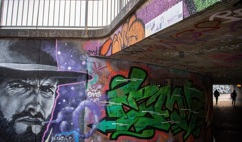 Der er allerede malet graffiti her i viadukten ved Exe. Snart kan graffitikunstnerne folde sig lovligt ud, når byen har sat deres »Wall of Fame«-skilt op.   (Kira Kutscher)