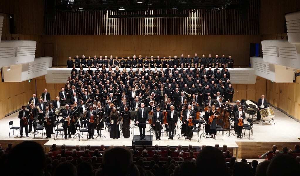 Der skal økonomiseres med pladsen på scenen, når Sønderjyllands Symfoniorkester giver koncert med Flensburger Bach-Chor og Symphonischer Chor Hamburg. Billedet stammer fra en tidligere koncert i Alsion i Sønderborg.   (SSO)